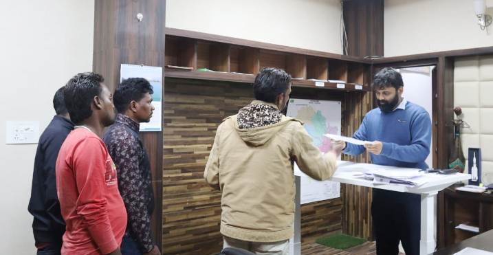 जशपुर कलेक्टर ने जनदर्शन में लोगों की सुनी समस्याएं