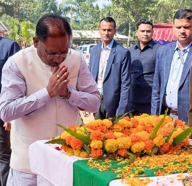 मुख्यमंत्री विष्णुदेव साय ने शहीद जवानों को पुष्पचक्र अर्पित कर दी भावभीनी श्रद्धांजलि, परिजनों से भेंट कर हुए भावुक