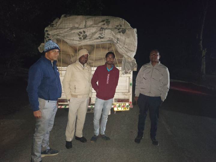 जशपुर : राजस्व और खाद्य विभाग की संयुक्त कार्रवाई में उड़ीसा से आ रही लगभग 24 क्विंटल अवैध धान जप्त