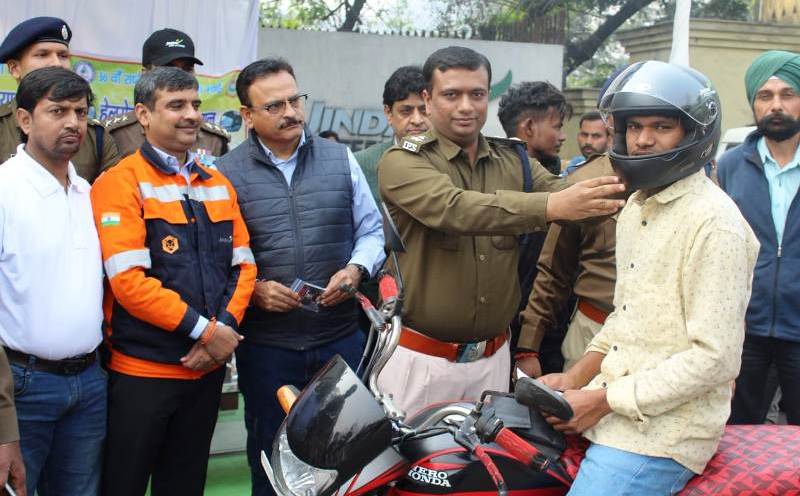 रायगढ़ में सड़क सुरक्षा अभियान : बिना हेलमेट चालकों को नि:शुल्क हेलमेट वितरित, यातायात नियमों की दी गई जानकारी.