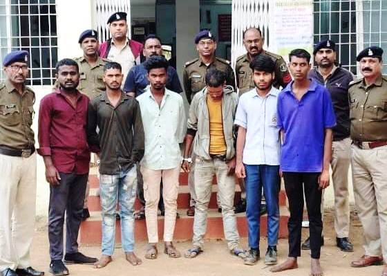 सीपत बाजार चौक में गुण्डा गर्दी कर मारपीट व तोड़फोड़ करने वाले छः आरोपियों के विरुद्ध सीपत पुलिस का प्रहार : छः आरोपियों को किया गया गिरफ्तार… भेजा गया न्यायिक रिमाण्ड पर.