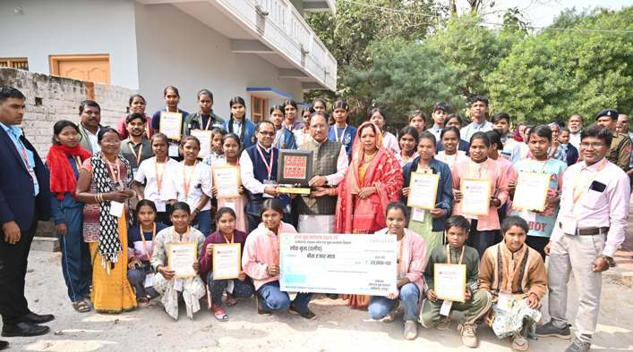 राज्य युवा महोत्सव में प्रथम स्थान प्राप्त करने वाली जशपुर की टीम ने मुख्यमंत्री से की मुलाकात