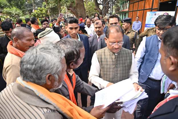 मुख्यमंत्री विष्णुदेव साय ने बगिया में आम नागरिकों से मुलाकात करके लोगों की मांगों और समस्याओं को सुना, निराकरण करने का दिया भरोसा