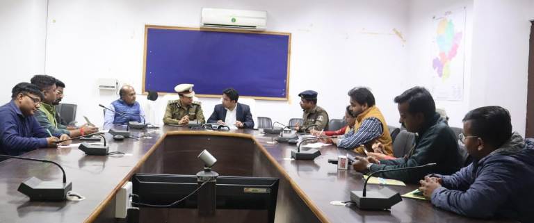 जशपुर : नगरीय निकाय और त्रिस्तरीय पंचायत चुनाव के संबंध में जिला पंचायत सीईओ अभिषेक कुमार की अध्यक्षता में आज कलेक्टरेट सभाकक्ष में हुई प्रेस वार्ता