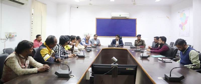 जशपुर : चुनाव पूर्व तैयारियों हेतु राजनीतिक दलों की बैठक का हुआ आयोजन, निर्वाचन एवं आचार संहिता के दौरान निर्वाचन कार्यों के संचालन पर हुई चर्चा