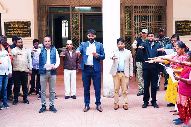 जशपुर : राष्ट्रीय मतदाता दिवस पर शासकीय कार्यालयों में अधिकारियों और कर्मचारियों ने ली मतदान की शपथ