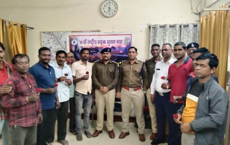 ‘सारथी सम्मान’ : ट्रैफिक नियमों का पालन करने वाले वाहन चालकों को रायगढ़ पुलिस ने किया सम्मानित