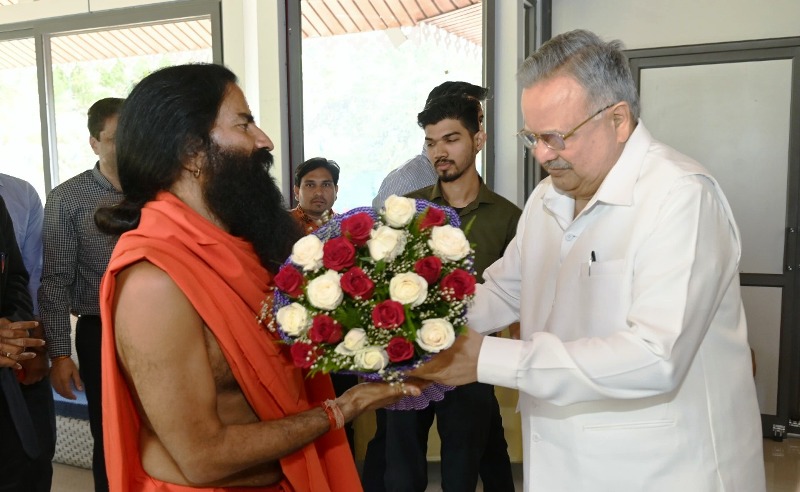विधानसभा अध्यक्ष डॉ. रमन सिंह से मिले योग गुरु बाबा रामदेव…गणतंत्र दिवस की दी बधाई !
