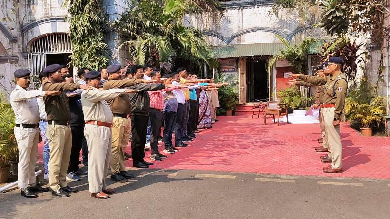 राष्ट्रीय मतदाता जागरूकता दिवस : रायगढ़ पुलिस कार्यालय में पुलिसकर्मियों ने ली मताधिकार की शपथ !