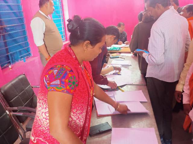 नगरीय निकाय आम निर्वाचन 2025 :  जशपुर नगर पालिका अध्यक्ष के लिए 01 एवं पार्षद पद हेतु 19 नामांकन पत्र दाखिल