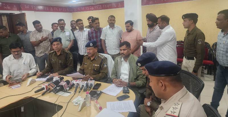 अंधे कत्ल की गुत्थी सुलझी, सीसीटीवी विश्लेषण के आधार पर आरोपी बृजेश ओझा गिरफ्तार, घटना में प्रयुक्त वाहन और मोबाइल फोन जब्त, शारीरिक संबंध का भेद खुलने के डर से की हत्या