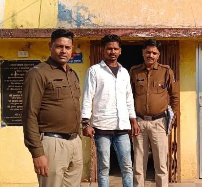 सड़क पर मारपीट और चाकू से हमला करने वाला फरार आरोपी पुलिस की गिरफ्त में