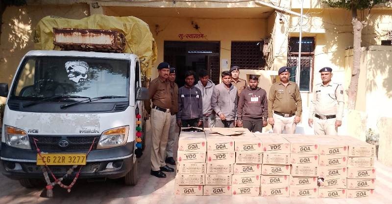 100 पेटी मध्य प्रदेश निर्मित एमपी गोवा शराब का जखीरा पकड़ा गया : अवैध रूप से बिक्री करने के लिए शराब ले जाते हुए 04 शराब कोचियों को किया गया गिरफ्तार