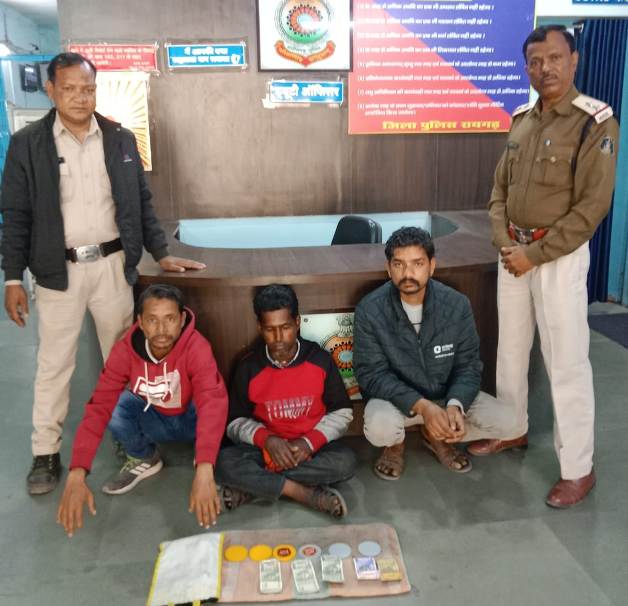 जिंदल पार्किंग के पास स्टाईगर गोटी से जुआ खेलते तीन आरोपी गिरफ्तार