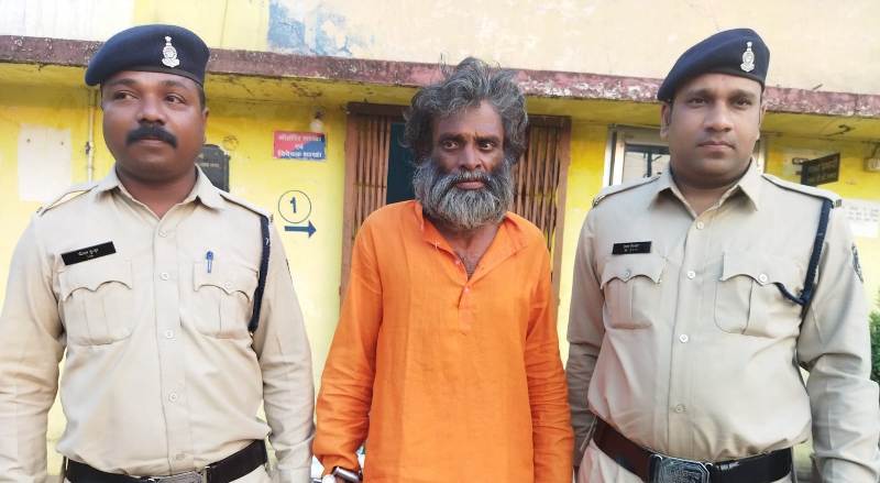 थाना डी.डी.नगर क्षेत्रांतर्गत महादेव घाट रायपुरा में हत्या की घटना को अंजाम देने वाले आरोपी पिता-पुत्र गिरफ्तार