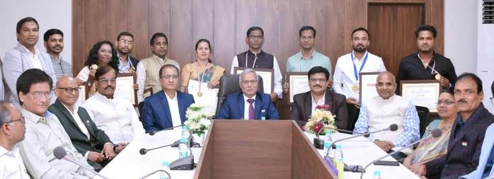 ट्रांसमिशन कंपनी के 10 कर्मियों को उत्कृष्टता सम्मान : प्रबंध निदेशक आरके शुक्ला ने दिया प्रशस्ति पत्र