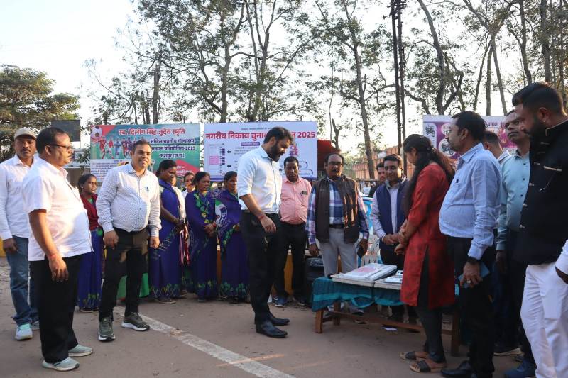 नगरीय निकाय चुनाव से पहले जशपुर में ईवीएम का लाइव डेमो! कलेक्टर रोहित व्यास ने खुद किया मतदान