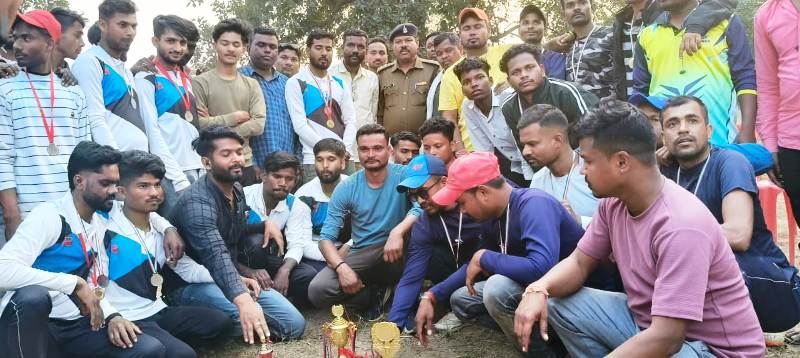 थाना रमकोला पुलिस ने कराई क्रिकेट प्रतियोगिता : रमकोला व बड़वार के बीच हुआ फाईनल मैच…जिसमें रमकोला हुई विजयी.