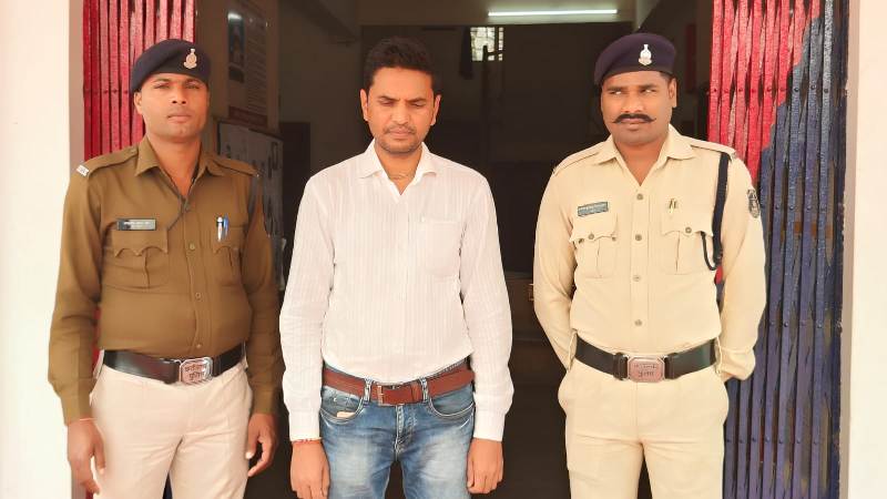 लंबे समय से लाखों रुपए लेकर धोखाधड़ी करने के फरार आरोपी को पकड़ने में पुलिस को मिली सफलता, आरोपियों द्वारा अपने आप को चिटफंड कंपनी सर्व मंगला प्रॉपर्टीज इंडिया लिमिटेड कोरबा का एजेंट बताकर करता था लोगो से धोखाधड़ी