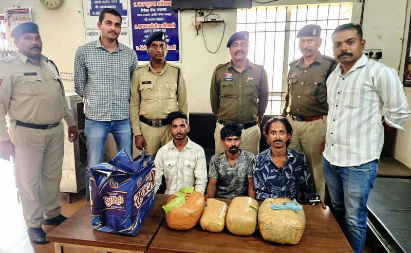 अवैध मादक पदार्थ गांजा के साथ तीन आरोपी मोटर सायकिल सहित गिरफ्तार… नारकोटिक एक्ट के अंतर्गत की गई कार्यवाही.