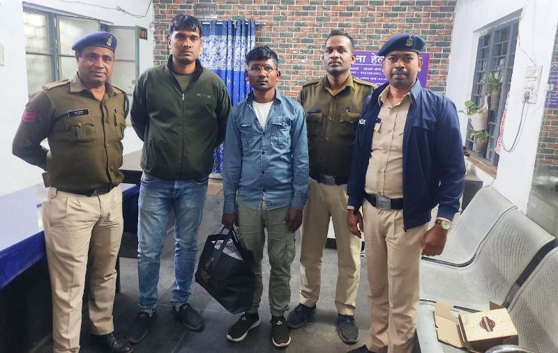 चोरी का माल बेचने आए चोर को रायपुर पुलिस ने दबोचा… 1.50 लाख के जेवरात के साथ शातिर चोर गिरफ्तार… कुसमुंडा कोरबा में करता था चोरी…की गई कार्यवाही.