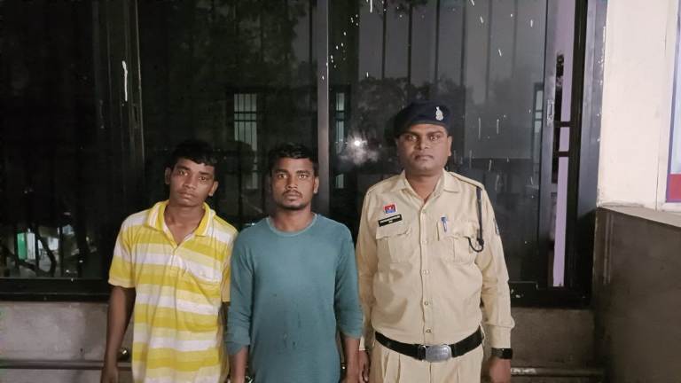 खून से सने कपड़े, डंडा और पत्थर बरामद! हत्या के आरोप में दो भाई गिरफ्तार