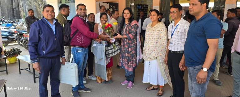 पत्थलगांव के मतदान दलों को पुष्प गुच्छ भेंट देकर किया गया रवाना, मतदान केंद्रो में किए गए सुरक्षा के पुख्ता इंतजाम