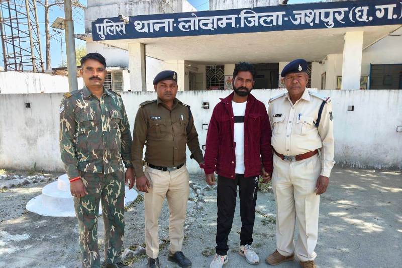 नशे के खिलाफ जशपुर पुलिस की बड़ी जीत ! कफ सिरप तस्कर आफताब आलम गिरफ्तार…दो साल से पुलिस के निशाने पर रहे कफ सिरप तस्कर नशे के सौदागर को जशपुर पुलिस ने दबोचा.