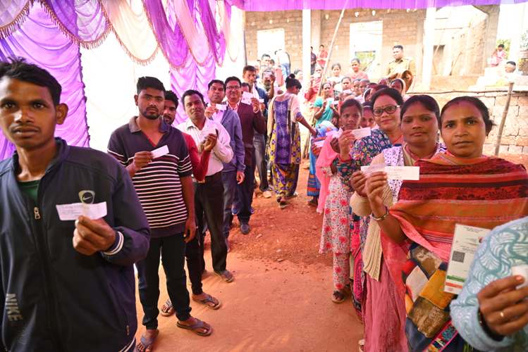 त्रिस्तरीय पंचायत चुनाव: जशपुर जिले में दोपहर 1 बजे तक 48.01% मतदान, मनोरा और कुनकुरी में सबसे अधिक उत्साह