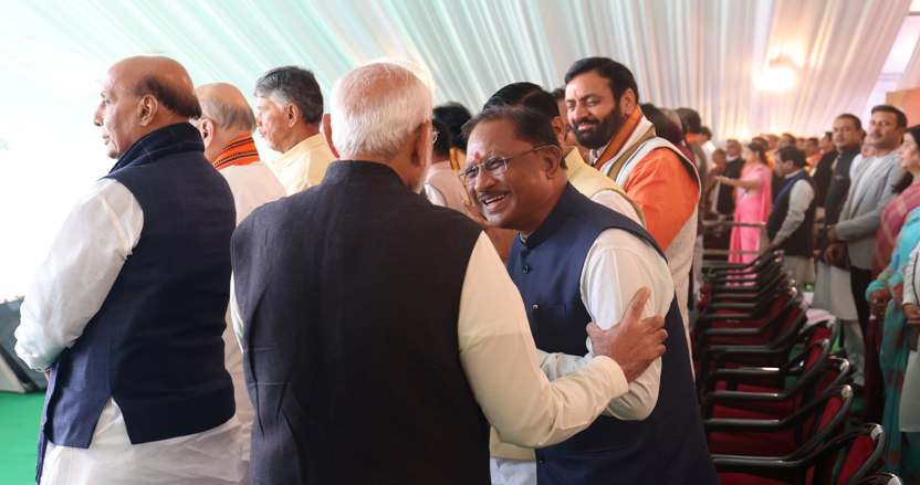 जब प्रधानमंत्री मोदी ने थामा विष्णुदेव साय का हाथ – मंच पर दिखी खास आत्मीयता
