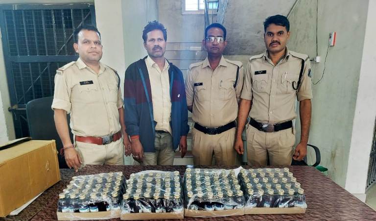 पुलिस का नशे के खिलाफ प्रहार: इलाहाबाद से रायपुर परिवहन करते  120 नशीली कफ सिरप “वनरेक्स” और 6 लाख की कार जब्त, रायपुर निवासी आरोपी गिरफ्तार