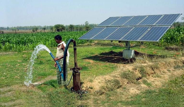 सौर सुजला योजना बनी किसानों के लिए वरदान : वनक्षेत्र बारनवापारा के 1222 किसानों को सोलर पम्प से मिली सिंचाई सुविधा