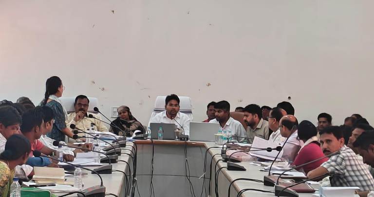 जशपुर : पंचायत एवं ग्रामीण विकास विभाग की महत्वपूर्ण योजना के कार्य में लापरवाही बरतने के कारण जिला पंचायत सीईओ ने जताई नाराजगी, कार्य में प्रगति लाने के दिए सख्त निर्देश
