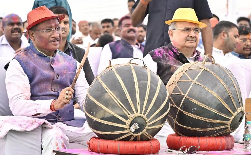 होली मिलन समारोह में विधानसभा परिसर हुआ रंग-गुलाल से सराबोर : विधानसभा अध्यक्ष, मुख्यमंत्री, नेता प्रतिपक्ष सहित सभी विधायकों ने खेली होली