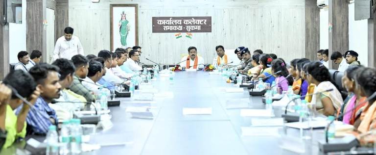 बस्तर को माओवाद से मुक्त करने के संकल्प के साथ सुकमा पहुँचे उपमुख्यमंत्री विजय शर्मा, पंचायत प्रतिनिधियों से किया संवाद
