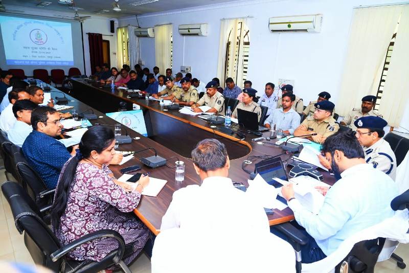 सड़कों पर सुरक्षित परिवहन के लिए सीटबेल्ट एवं हेलमेट पहनने लोगों को करें जागरूक- कलेक्टर जशपुर
