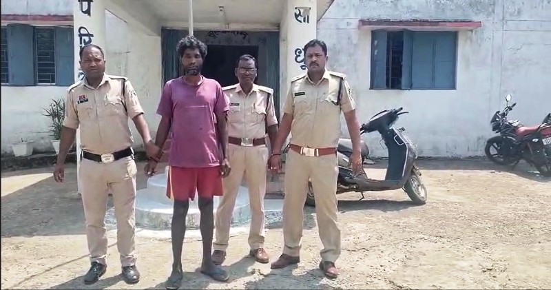 खलिहान की पैरावट में आग लगाने की बात को लेकर आरोपी ने की टांगी से मारकर युवक की हत्या, पुलिस ने आरोपी सुरेश कुजूर को गिरफ्तार कर भेजा जेल !