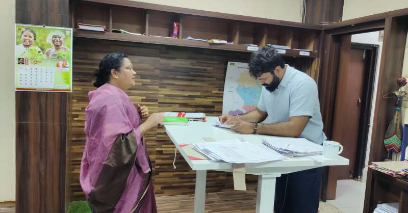 जशपुर : कलेक्टर ने जनदर्शन में सुनी आमजनों की समस्याएं
