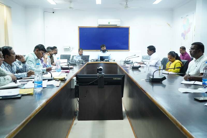 जशपुर : कलेक्टर ने जनपद पंचायत सीईओ, समाज कल्याण विभाग और सर्व परियोजना अधिकारी की ली समीक्षा बैठक