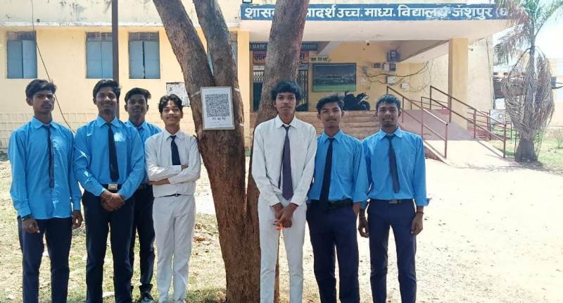 पेड़ अब होंगे डिजिटल : जशपुर के स्कूली छात्रों ने शुरू की ग्रीन टेक पहल, आदर्श स्कूल में छात्रों ने पेड़ों को दिया क्यूआर कोड ‘स्कैन करो, प्रकृति को जानो.’