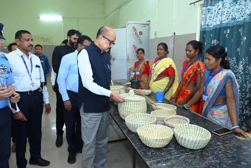 राज्यपाल रमेन डेका का जशपुर दौरा : स्वसहायता समूहों की खाद्य प्रसंस्करण प्रयोगशाला का किया अवलोकन, ईंट से ऑनलाइन बैंकिंग तक, जशपुर की महिलाओं की सफलता देख दंग रह गए राज्यपाल रमेन डेका.