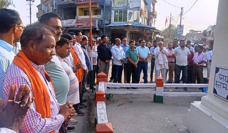 शहीदों को नमन: कुनकुरी में एकल अभियान और विहिप के तत्वावधान में श्रद्धांजलि सभा और विरोध प्रदर्शन