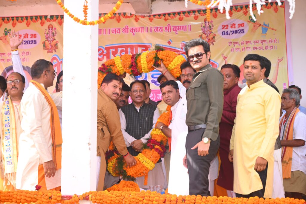 बगीचा में मुख्यमंत्री साय का भक्ति भाव से लबरेज़ प्रवेश : एक साथ बरसाईं घोषणाएं और योजनाओं की बौछार, अखंड संकीर्तन के बीच 50 लाख की सौगात, मुख्यमंत्री साय की उपस्थिति से गूंज उठा बगीचा.