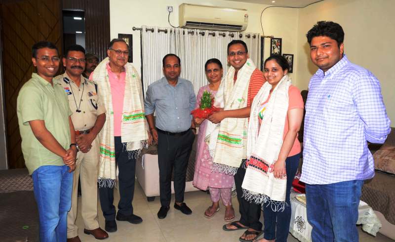 सेल्फ स्टडी और नियमित पढ़ाई से यूपीएससी में रचा इतिहास : अभिषेक अग्रवाल को मिली 243वीं रैंक, सेल्फ स्टडी को बताया सफलता का मंत्र, कलेक्टर डॉ. गौरव सिंह ने यूपीएससी चयनित अभिषेक अग्रवाल को दी शुभकामनाएं.