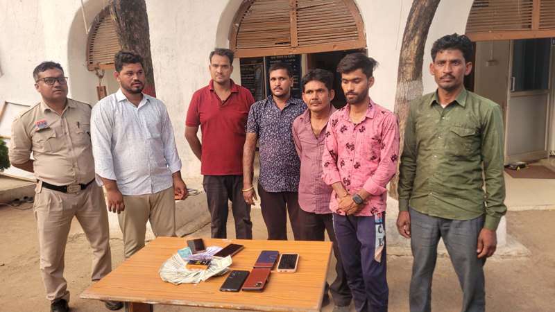 पुलिस की बड़ी कार्रवाई: जुआ खेलते 6 आरोपी गिरफ्तार, ₹28,600 नगदी व ताश की गड्डी जब्त