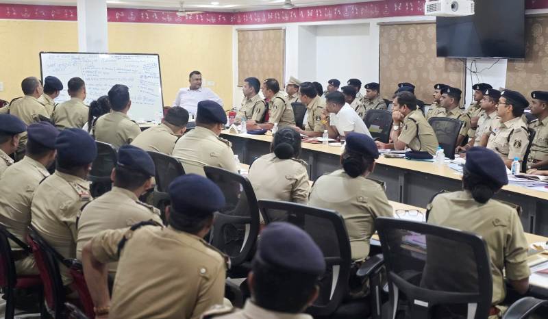 रायपुर पुलिस महानिरीक्षक ने अधिकारियों को दिए स्पष्ट निर्देश, अपराध मामलों का शीघ्र निराकरण और यातायात व्यवस्था में सुधार के उपायों पर की चर्चा