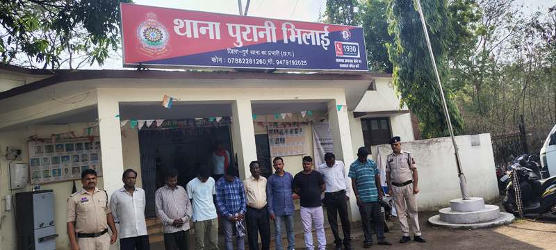 पुलिस की बड़ी कार्रवाई : 52 पत्तों से जुआ खेलते 9 जुआड़ी गिरफ्तार, ₹1.34 लाख नगदी सहित वाहन और मोबाइल जब्त, जुआ प्रतिषेध अधिनियम में हुई कार्यवाही.