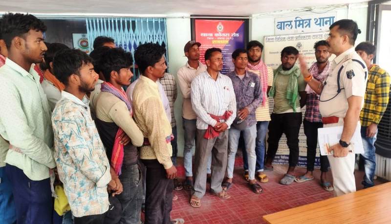 पुलिस का सघन अभियान : बिना सूचना टिके 41 मजदूरों और फेरीवालों पर पुलिस ने कसी नकेल, बिना सूचना रह रहे 41 बाहरी व्यक्तियों पर कार्रवाई….पढ़ें पूरी ख़बर …
