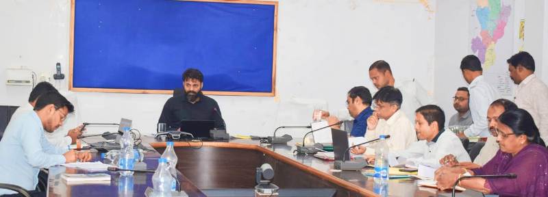 जशपुर कलेक्टर ने ली राजस्व अधिकारियों की समीक्षा बैठक : कहा- सभी एसडीएम करें अधीनस्थ न्यायालयों का नियमित निरीक्षण