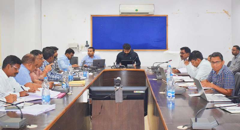 जशपुर कलेक्टर ने की जनपद पंचायतों में संचालित विभिन्न योजनाओं के कार्य प्रगति की समीक्षा : कहा – सभी ग्राम पंचायतों में ग्रामीण सचिवालयों का नियमित रूप से हो संचालन